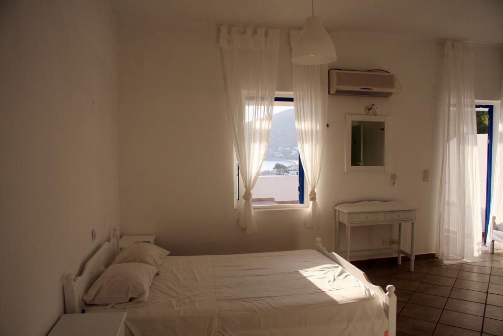Armadoros Hotel / Ios Backpackers Екстериор снимка