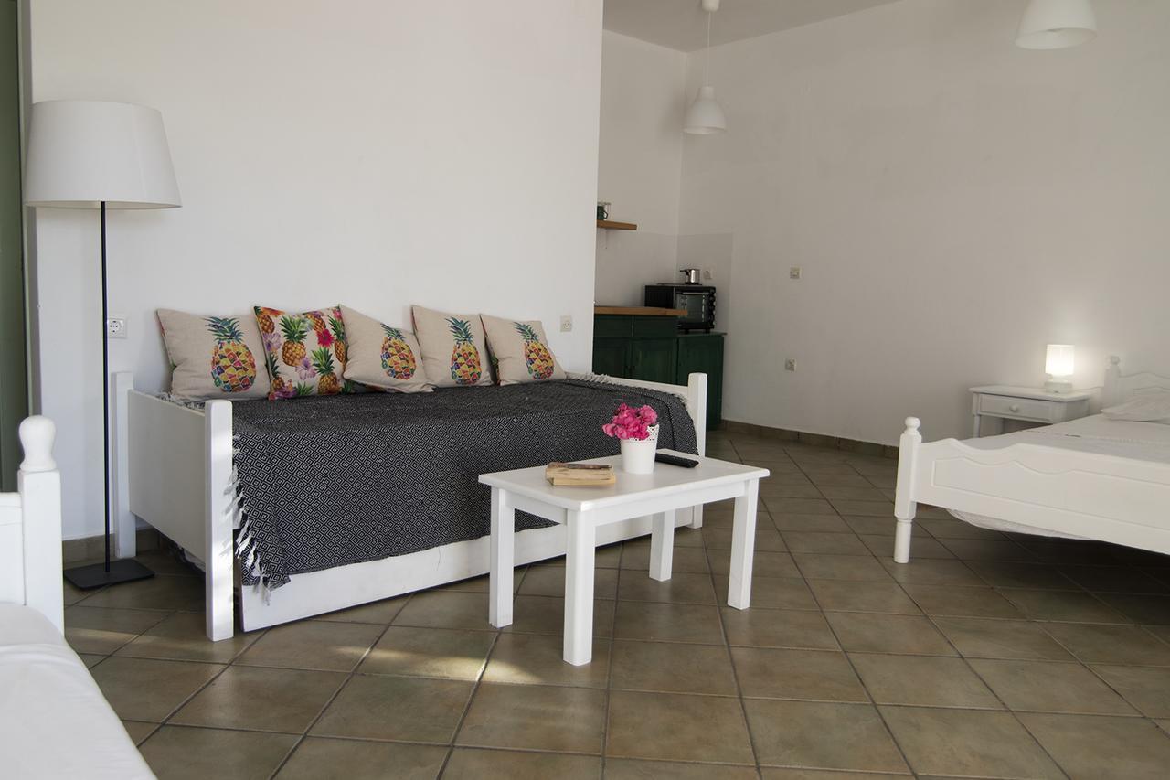 Armadoros Hotel / Ios Backpackers Екстериор снимка